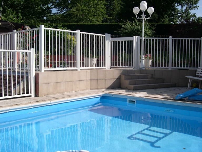 Barrière piscine aluminium Les Portaliers Firminy